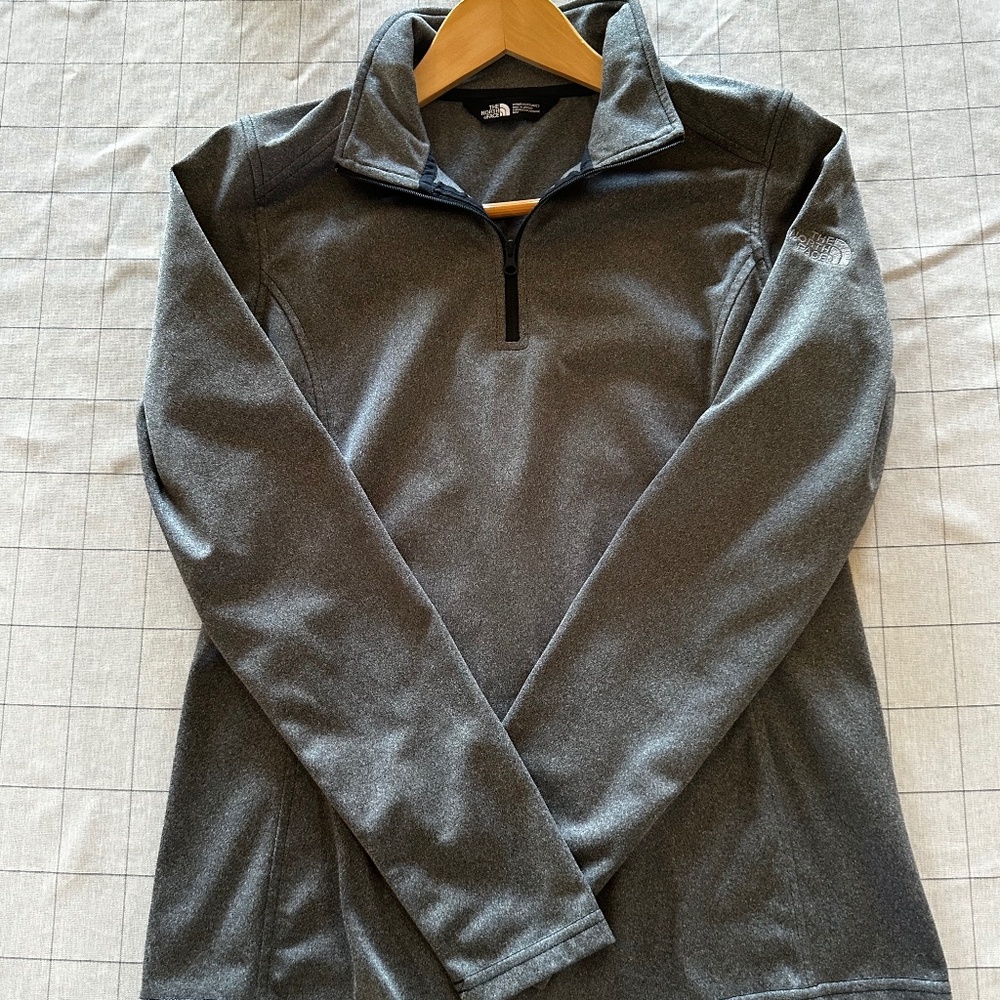 Beautiful The North Face 1/4 zip gray top